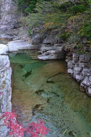 Seoraksan day 2 pool with red leaves