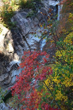 Seoraksan day 2 red and yellow leaves valley