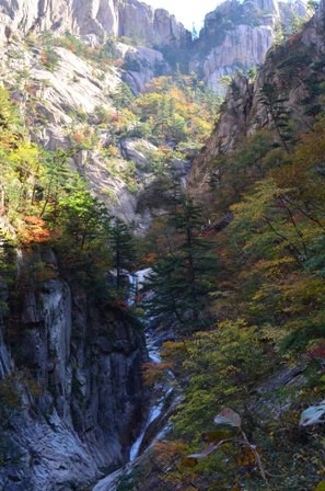 Seoraksan day 2 soaring colorful valley