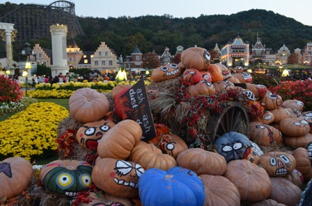 Halloween Korea Everland pile of pumpkins