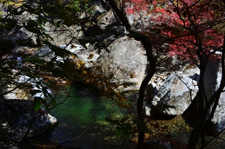 Piagol Valley river pool with red foliage